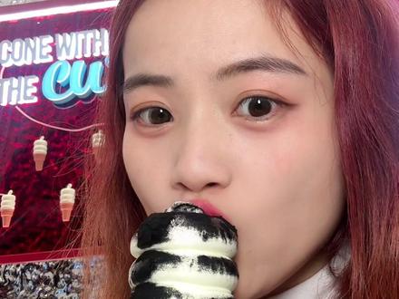 这墨鱼汁粉真够黑#DQ冰激 #暗黑五球甜筒