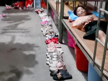 跟女生宿管员一起去查寝。#宿舍生活 #乡村学校 #小殷校长 #寄宿学校 @抖音小助手