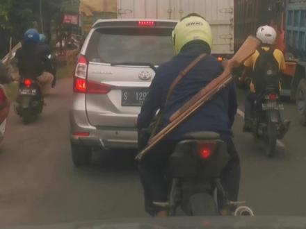 偶遇印尼大叔 背抗大枪 穿梭在印尼街头!#异国他乡的生活