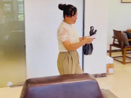 唉,现在取钱10万的要预约,换点美金银行只有1000美金😅大家都困难啊……