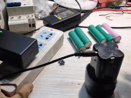 测了一下电钻上的电池。卖家说。4500毫安,实测3800多毫安,哎!买电池的水深呀!