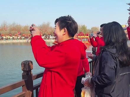 清明上河园转角,偶遇余承恩。