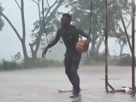 自制器材坚持训练,非洲篮球少年圆梦登陆美国#篮球 #NBA