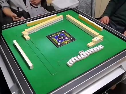 日本麻将大赛:世界首个九莲宝灯天和!概率百亿分之一!役满炸裂 #麻将 #麻将技巧 #麻将麻将抖起来 #麻将攻略