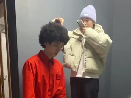 #全红婵 #王俊凯 拍 #干嘛拎我帽子 简直笑不活了,这还是我认识的小凯吗😂😂
#王俊凯话剧趁世界还年青 #全红婵拎到王俊凯爆炸头