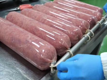 火腿肠的生产过程,看完你还敢吃吗#火腿肠 #猪肉肠