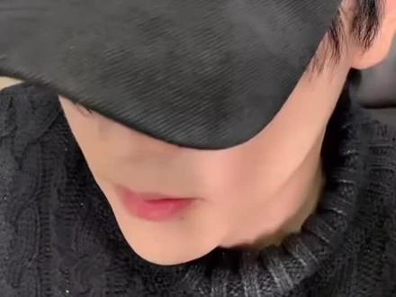 为啥不敢漏你在哪尼?为啥把辛巴藏起来尼?唱自己的歌还把自己唱笑了,谁在对面尼#没有tag #雷朋 #l #p#甜玉米 #p