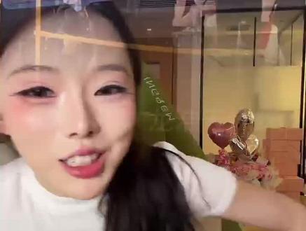 峻伊故意打趣妹妹妆容卡粉,亲昵逗趣的互动满是偏爱#龙浩天妹妹#峻伊