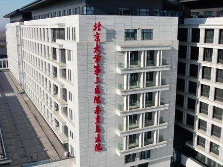 这回不会有人说北医三院不来了吧 北医三院作为综合性三甲医院,项目落址秦皇岛经济开发区,总投资28.3亿,紧邻戴河生态园天然氧吧,距北戴河火车站3.5公里、京哈高速5公里,交通超方便!规划用地300亩,未来将引入20个国家临床重点专科,集医疗、教学、科研、康养于一体。
目前,宁海院区2号楼(健康管理中心)已正式营业!约8800㎡空间布局超贴心,1-4层分别设综合体检区、功能检查区、VIP高端检区、深度健康管理专区;检前可定制专属方案,检中开通绿色通道,驾驶员体检即到即做,还配智能终端一键打报告。
这里有奥林巴斯胃肠镜、3.0T核磁、胶囊内镜等前沿设备,体检后还有营养餐供应;更有远程会诊中心、运动测评区(可查人体成分、心肺功能)、中医理疗区、劳动能力鉴定区,4楼专区还能满足住宿体检、旅游体检及行动不便客户需求。
你会把它列为就医首选吗?评论区说出你的判断!#强烈推荐 #航拍家乡 #北医三院#同城 #同城热点