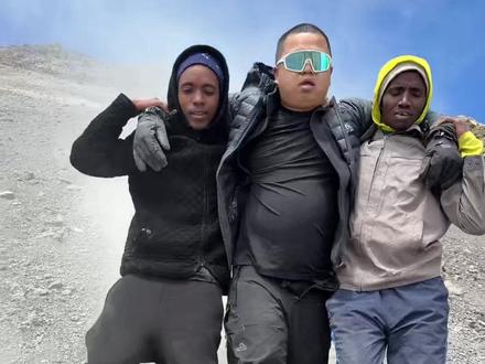 挑战乞力马扎罗,成功问鼎非洲最高峰#蓝战非 #蓝战非治愈时刻 #蓝战非探索地球 #白昼互娱 #乞力马扎罗 @蓝战非