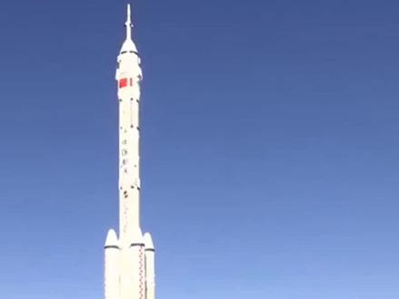 神舟二十二号发射任务正式启动,中国航天再启新程
2025年11月中旬,中国载人航天工程办公室正式宣布,神舟二十二号飞船发射任务全面启动,这一消息如同一束强光,照亮了中国空间站建设迈向更高水平的征程,标志着我国在航天探索领域又迈出了坚实而关键的一步。
按照精心规划的任务蓝图,神舟二十二号将以无人模式发射。它宛如一位“太空快递员”,肩负着物资精准补给与空间站设备更新换代的重任。其载货清单丰富且关键,从航天员日常所需的营养食品,到保障空间站稳定运行的核心设施设备,再到助力科学探索的前沿实验器材,每一件物品都承载着推动航天事业发展的使命。
此次发射原本与神舟二十号乘组返回任务紧密相连,但因神舟二十号返回舱舷窗意外遭遇空间碎片撞击出现细微裂纹,为确保航天员生命安全万无一失,原乘组果断搭乘神舟二十一号提前返回,神舟二十号则留轨开展技术验证,为后续任务积累宝贵数据。
神舟二十二号任务意义深远,不仅为空间站长期稳定运行筑牢物资根基,更为后续载人任务积累经验、提供参考。目前,发射窗口正依据空间站轨道参数、太阳活动周期及地面测控条件等综合因素科学研判、精准确定。发射场内,各系统工作人员正以高度的责任感和使命感,紧张有序地进行着各项准备工作,全力确保发射任务万无一失。让我们共同期待神舟二十二号在浩瀚宇宙中书写新的辉煌篇章!#神二十二 #神舟