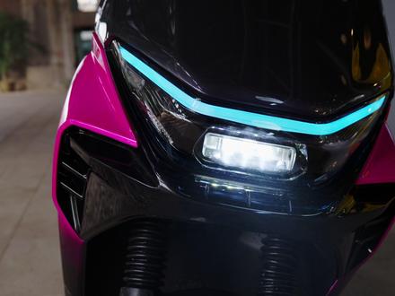 传统大牌的电摩都进化成这样了?雅迪冠能白鲨II使用分享! 对于一台电摩,你最看重的是什么?有没有一台车,可以兼具通勤买菜当骑手的工具属性,还能有停下来细细把玩的情绪价值?全新的智能电摩旗舰,雅迪冠能白鲨II来了!#电摩 #雅迪 #冠能白鲨二代 #摩托车 #电动车推荐