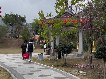 门楣的衍派与传芳一样吗?
衍派:寻根溯源,回答“我们从哪里来”
•传芳:颂德扬善,回答“我们家族有什么荣光”
你们家写的是什么呢?#门楣上的姓氏 #泉州#闽南文化#小傅去哪玩##福建