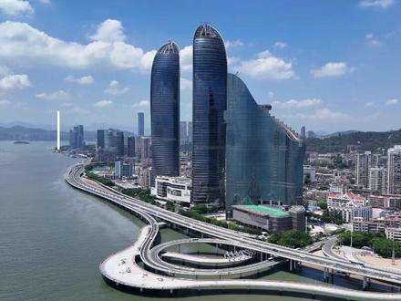 股价翻倍,股东套现3.2亿!福建板块“狂欢”背后谁在撤退? 福建板块股票近期火爆,但背后却上演着股东高位减持套现的大戏。本视频深度拆解东百集团、太阳电缆等牛股飙涨背后的政策原因,以及大股东、游资悄然撤退的完整逻辑链,为你揭示热闹行情下的真实博弈。投资不止看热闹,更要懂门道。#福建板块 #A股 #游资 #股东减持 #商业思维