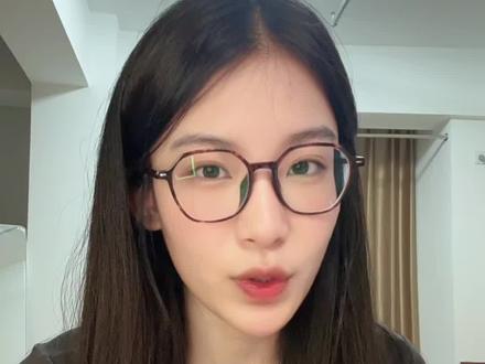 我们的八年怎么会是假的呢,多讽刺啊#亲爱的维多利亚港 #小说推荐 #温景徽 #梁舒怀 #高干文