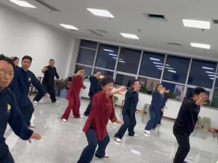 太极拳的练气最基础的是气感,它是我们肢体的一种综合性的感觉,除此之外还有四种气要练习:1,一个是气韵,太极拳的每个动作每个套路势与势之间的链接都要有韵味有太极的味道这种气韵不仅是外在形式的表现也是我们身心状态的一种中和性的呈现,2、气势,有气势才有能量太极拳的动作是有形的,而气势是无形的,有气势才有武有威,才有天行键自强不息的生命的展现,3、气质是太极拳习练者的特质魅力是太极拳习练中刚柔相继、阴阳平衡锻造的内敛而强胜,是太极拳习练要领的共性与习练者独特的个性相结合展现出的生命的神采,4、气象、练拳有气象方为大成,这是文武兼备拳心若一的境界,以拳入道出入无方,太极拳的动作是有限的而气象是无限的。