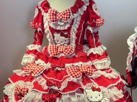 花匣鉴赏会全图鉴🌸#花与珍珠匣 #lolita #三丽鸥联名 #洛丽塔 #lo裙安利
人有点多可能会有一两条漏网之鱼,kt联名款跟小美丽那个有点双胞胎了哈...😅可以平替,还有一个色是白红色在苔源宝宝身上没有入镜,也很好看