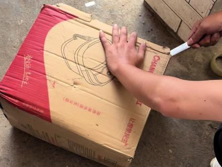 用纸箱烤鸡真的能熟?我赌100块会翻车,结果… “刷到网上用纸箱烤鸡的教程,我第一反应:这能吃??
但越看越上头,今天必须亲自试试!
结果……居然真的成了!外焦里嫩还爆汁!
事实证明:有些离谱的‘野路子’,真能打开新世界大门。
(详细步骤和翻车预警在视频里,建议看到最后)”#邪修料理#全网挑战 / #复刻大赛#离谱但有用