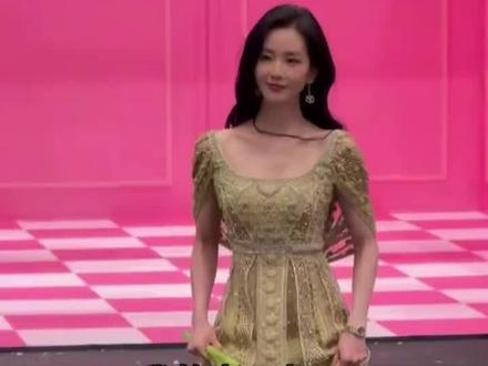 老天奶!刘诗诗吴奇隆婚姻十年彻底结束,两人相差17岁结婚到现在,据传早已经分居两地书面离婚,离婚最受伤的是孩子,孩子该何去何从?#刘诗诗#吴奇隆#娱乐圈#明星婚姻#热门