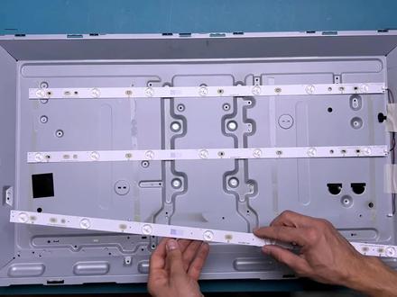 液晶电视黑屏有声音,多半是背光问题,教你如何更换背光灯条 #家电维修 #DIY #液晶电视维修 #视频教程