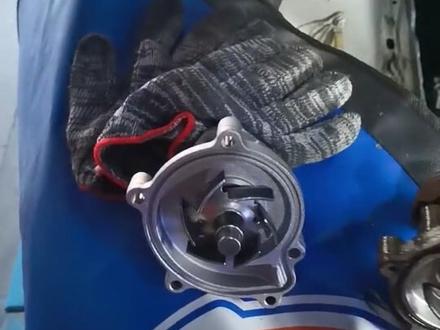 奔驰B200换水泵 还是比较好换的,用个15号的扳手从下面板涨紧器拿下皮带。 水泵是从车的上面拆,还是比较好换。