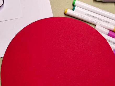 #亲子手工 新年挂饰交作业了
#手工diy #元旦
2026马年福字挂饰画 适合亲子简单易操作。制作过程:
一、准备材料:红色圆形卡纸、白色纸、彩色马克笔、金色勾线笔、剪刀、胶水、红色细绳、打孔器。
• 素材:红色卡纸剪几个小菱形红色纸片(分别写“福”“平安、好运”)、黄色马克笔装饰边框,
二、用铅笔在白色纸上轻轻画一匹卡通马:头部为圆形、身体呈椭圆形、四肢简化为柱状,尾巴和鬃毛用波浪线表示,整体线条圆润可爱,用剪刀剪下来。
2.填充色彩
马身留白色,鬃毛用红、橙、黄渐变,尾巴用黄、蓝渐变,马蹄涂黑,腿部用蓝、紫等色块区分。可根据小孩喜爱涂色。
·马身中央用彩色马克笔写“2026”,周围点缀3-4个红色心形图案,增加童趣,涂完色的小马粘贴在圆形🔴卡纸中央
三、添加吉祥符号
1.绘制“福”字
在马的上方,用已剪好的红色小菱形🔸,内部用金色马克笔写“福”字,粘贴在红色圆形背景上(若手写,可先用铅笔描轮廓,再填色勾边)。
2.制作悬挂挂饰
剪两个红色菱形纸片,分别用黑色马克
笔写“平安”“好运”(注意“运”字为手写体,保持自然感)。
)用红色细绳将两个菱形挂饰串联,顶端粘在圆形卡纸下方中央位置
·悬挂时可在圆形卡纸顶端穿一根红绳、方便挂在门上或墙上。
按照这个步骤,一幅简单充满年味的马年福字挂饰画就完成啦,无论是作为家庭装饰还是节日礼物,都传递着“平安好运”的美好祝福 #真实生活分享计划 #真实生活分享官