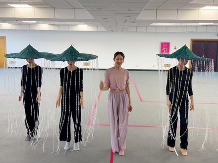 孟庆旸主演舞蹈作品《喜雨》 编导:李佳雯@佳雯的小剧场 曹端丹@曹端丹Danni 袁竹@竹子- Zhu 袁作朦
作曲:杨翼
领舞:孟庆旸@孟庆旸
服装设计:阳东霖 吴少华
造型设计:孙艾娜
灯光设计:雷青山
装置设计:徐鼎威
表演:浙江音乐学院@浙江音乐学院
音乐后期混缩:段小舟
录音:刘婉秋 董方昱
竹笛:丁晓逵@棍儿哥丁晓逵
大提琴独奏:郎莹@郎莹爱cello
二胡:王颖
古筝:丁雪儿@丁雪儿很古筝
中阮/大阮:齐闻多
哼唱:汤启婧@☘️国音汤汤声乐课堂☘️(花腔女高音)
弦乐监制:李朋
弦乐:国际首席爱乐乐团
录音棚:北京唱片厂#李佳雯编导 #杨翼的舞蹈音乐 #春晚喜雨 #央视春晚舞蹈喜雨 #喜雨