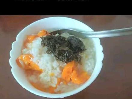 蓝导演说,做“橄榄菜”这样一件具体的事情,可以让阿嫲变得“平静而治愈”!
在电影的开头,当阿嬷得知,丈夫其实早就去世,自己苦等的信是“外人”所写时,她没有崩溃,而是平静地说了一句:“我去看看橄榄菜凉了没有”。
“橄榄菜”是潮汕地区的标志性腌菜,与咸菜、菜脯并称“潮汕三宝”。
制作“橄榄菜”是一个很费时间的过程。制作关键在于将去涩后的橄榄与切碎的咸菜,用油和调料一起慢火熬煮数小时,直到水分全部收干。
电影中阿嬷这种把天大的事,化作做“橄榄菜”的平静,本身就是一种深沉而有力的治愈——它告诉我们,真正的坚韧,是继续做具体的事情,在具体的事情中让自己变得平静而治愈,再把生活的苦难一点点消化成生活的滋味!#给阿嫲的情书 #潮汕腌菜 #橄榄菜
