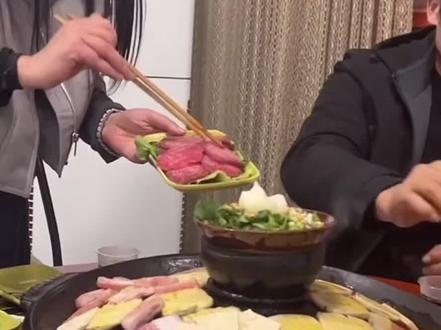 有人说那位文旅局长嫌弃刀疤哥,可我看到的是美女文旅局长全程细心照顾,喊他兄弟,跟他合影,刀疤哥处处礼貌,也不忘关心摄影师。视频素材内容来自于@毕节文旅 #荒野刀疤哥 #毕节文旅 #真善美