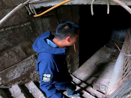 关于鬼国神宫众说纷纭,进入内部探索才知别有洞天。原来封闭10年的鬼国神宫里有一个地下室,散落一地的道具又是什么人留下的?鬼王石刻又是什么原因关闭的呢?#探险 #丰都鬼城 #猎奇 #凯乐石