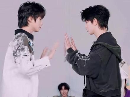 今年运动会麻烦帮我安排王橹杰和穆祉丞的双人推手游戏!#杰丞 #lm