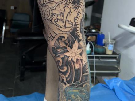第一视角观看纹身师日常 第二个周六了 今天给帅帅男孩衔接大腿龙的线条
#纹身师日常 #纹身师 预计再来五个回合就能毕业了 上个周扎的彩色大锦鲤已经开始褪薄薄的一层小皮 非常好 专业纹身必须威海古山纹社
#第一视角 #威海纹身
我会一直发作品 直到你拥有为止#记录自己的点点滴滴