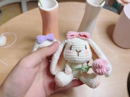 可爱的小东西,总是生活的治愈。抱郁金香的可爱兔兔,它来啦#爱生活爱编织 #垂耳兔钩织教程 #手工diy