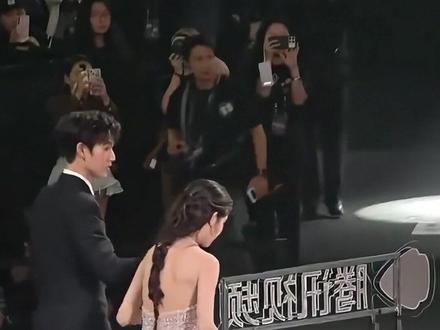 抓拍镜头看明星真摔假摔?孟子义双膝跪地、阿信一脚踩空,赵樱子看着都疼#孟子义 #阿信 #阿信摔倒 #娱乐评论大赏 #内容启发搜索