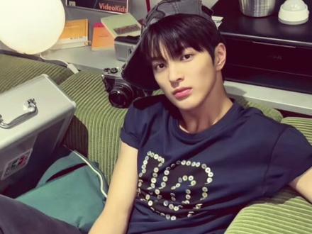 CORTIS是HYBE旗下BIGHIT MUSIC推出的五人男子唱跳组合,由MARTIN(队长)、JAMES、JUHOON、SEONGHYEON和KEONHO组成,平均年龄约17岁。
2025年8月18日正式出道,主打歌《What You Want》,9月8日发行首张EP《COLOR OUTSIDE THE LINES》。
团名源自"COLOR OUTSIDE THE LINES"(越界着色),寓意"突破常规,自由思考"。
五个少年开启了属于他们的花路。#CORTIS #金主训马丁 #赵雨凡 #安乾镐 #严成玹