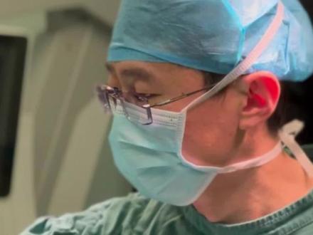 难得拍摄到的颅内胶质瘤切除术。。 #手术现场 #胶质瘤 #神经外科手术 #开颅