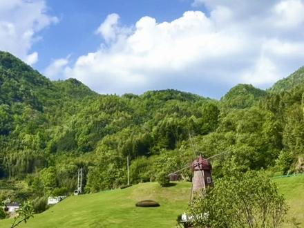#蓝天白云绿草地 #山脚下的草坪 #五一反向旅游 #享受大自然 #合肥周边游
从合肥过来只要1.5小时 很近 高速直达
五一假期不想人挤人
就来霍山吧
这里有九龙潭
韭菜沟
屋脊山
霍山小瑞士