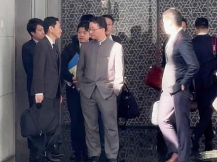 日本官员低头离开中国外交部