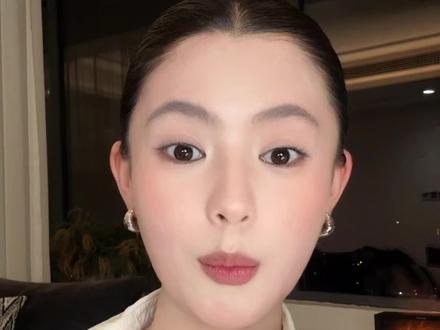 不到一分钟就能搞定一个干净又凸显骨相的精致眼妆
#通勤妆容 #眼妆分享
