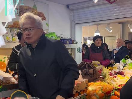 芯片教父的中国局。 身价5万亿的 #黄仁勋 现身上海,啃橘子、发红包,看似随和的背后,其实是 #英伟达 在中美博弈夹缝中的顶级生存策略。别只看热闹,带你透过烟火气看懂 #商业思维 ,揭秘这场关乎 #芯片 与未来的精妙布局。