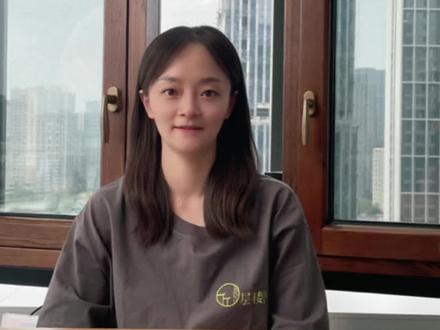 试问有多少人,选了内开窗,入住以后碰过头?
性能高强的系统窗,大多数都是内开内倒。
内开窗的两大诟病
一,占用室内面积
二,容易碰头
选择可以180度开启的五金方案,可以解决两大核心问题。
但是困难也来了!隐形合页好看,但是往往只能开启到100度左右。明合页倒是可以开到180度,但是外露的合页影响美观和密封性。我们需要找到既能180度开启,又是隐形合页的五金方案。别看市面上那么多的五金品牌,但是真正能叫出名字的大牌里,能够两者兼备的,寥寥无几。给大家推荐两个方案:
一,深圳好博CTT55,单扇承重100KG。
二,意大利吉斯,型号不明,单扇承重100KG。
这两个是目前作者所知道的唯二两者兼具的大牌五金方案(封闭系统定制铰链除外)欢迎大神补充。
#成都封阳台 #成都封窗 #高端系统门窗 #门窗知识 #断桥铝门窗 @DOU+小助手