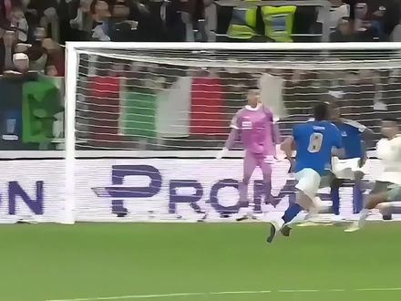 意大利2-0北爱尔兰,赛后评述:托纳利传射建功,小基恩推射破门,意大利2-0战胜北爱尔兰,加图索距离美加墨仅一步之遥。
#意大利 #美加墨世界杯 #意大利2比0北爱尔兰 #托纳利 #基恩