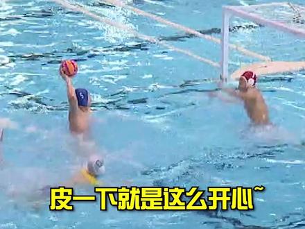在水中也能展现#奥尼尔 式碾压~面对这样的球员应该怎么防?#水球 #青少年体育 @抖音小助手