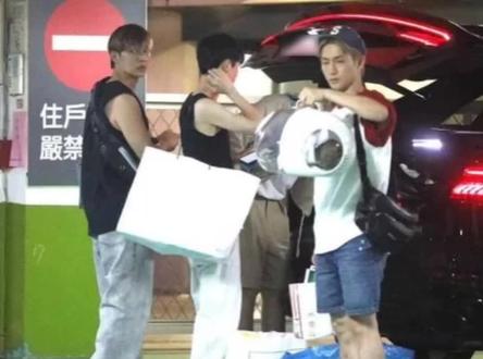 #阿本 曾因和#炎亚纶 绯闻退出娱乐圈,现在还默默陪在炎亚纶身边,只能说,他超爱!