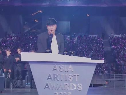 跟着老林学英语
林俊杰相隔10年现身高雄 AAA典礼结束后最想做「这件事」
年度最盛大的亚洲娱乐典礼《Asia Artist Awards》(AAA)今(6日)在高雄世运主场馆盛大登场。@林俊杰 (JJ)获颁「2025年度艺人奖」,引爆全场欢呼。林俊杰稍早回覆表示:「今天是抱著交朋友、交流音乐的心情来的,真的非常开心。」兴奋表示10年没来高雄,典礼结束后「我要去吃牛肉锅」!
林俊杰相隔10年重返高雄,心情似乎特别好,他昨率先在社群开心分享已抵达高雄,并写下「高雄,好久不见」;稍早搭乘高尔夫球车登上AAA红毯时,更是笑容满面神清气爽,而老早就在现场守候的粉丝,看到JJ出场立刻献上热烈尖叫声。
有趣的是,JJ原以为此次受邀只是登台表演,完全没料到自己也在得奖名单中。他上台领奖时先以中文向高雄观众打招呼,再切换英文致谢,最后激动喊:「我原本以为只是受邀来,没想到也有我的份!」真挚反应萌翻粉丝。久违踏上高雄,JJ也期待能完成心心念念的美食计画:「能来到这场盛会让我很开心,也很感谢AAA给予的奖项肯定。」直呼典礼结束后要去品尝牛肉锅#林俊杰 #林俊杰AAA#aaa颁奖典礼 #好好学英语 #林俊杰最佳艺人奖