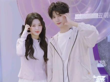 不对劲啊宝宝龙你怎么老是看柯以呢?(≧∇≦) 太甜了#李柯以 #王培延 #培你以生 #直播 #骆驼