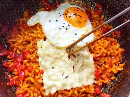 #火鸡面的神仙吃法 #泡面先生火鸡面 #酱里麻火鸡面 #自己在家做美食 #速食 火鸡面应该随心所欲想怎么吃怎么吃