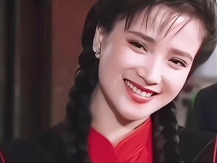 小时候看何晴饰演的华又琳觉得她好漂亮啊,眼睛会说话,看着很让人舒服因为太小没有华丽的词藻只觉他是最美的。如今再来回顾这个角色依然是最美的没有之一,性情温和,言行婉约,面容清丽、一双会说话得眼睛明澈见底,笑起来两个深深的梨涡格外甜美。#那些年追过的剧 #惊艳瞬间 #盛世美颜 #永远的女神 #影视剧片段