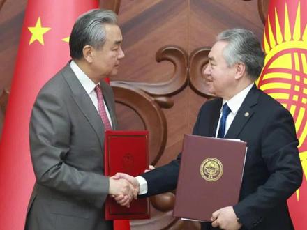 “你好外长!再次见面!” #吉尔吉斯斯坦外长用中文打招呼 王毅赞吉方发展:令人刮目相看! 吉方生动描述:好邻居、无价宝!坚定支持中国维护核心利益 #王毅访中亚三国