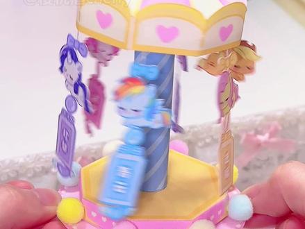 手残党福音💗有手就会的新年开运小马风铃🎐 📏打印尺寸:我打印的是A4尺寸 大家可以按需求打印相应的尺寸
📄纸张选择:我用的是140g亚光彩喷纸 大家可以按自己喜好选择
🧵其他工具:剪刀 胶水 透明胶 旋转轴 装饰物
🫧难易程度:⭐️⭐️
#手工 #DIY #教程 #新年手工